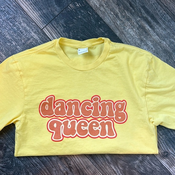 “Dancing Queen” 70’s Song Short Sleeve Yellow Tshirt Women’s Small - Picture 2 of 4